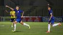 Pemain PSIS Semarang, Jonathan Cantillana (kiri) melakukan selebrasi usai mencetak gol ke gawang Barito Putera dalam laga pekan ke-8 BRI Liga 1 2021/2022 di Stadion Sultan Agung, Bantul, Rabu (20/10/2021). (Bola.com/Bagaskara Lazuardi)