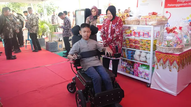 Menteri Sosial Tri Rismaharini mendampingi Presiden Joko Widodo (Jokowi) pada kegiatan peluncuran Program Pelaksanaan Rekomendasi Penyelesaian Non Yudisial Pelanggaran HAM berat di Indonesia.