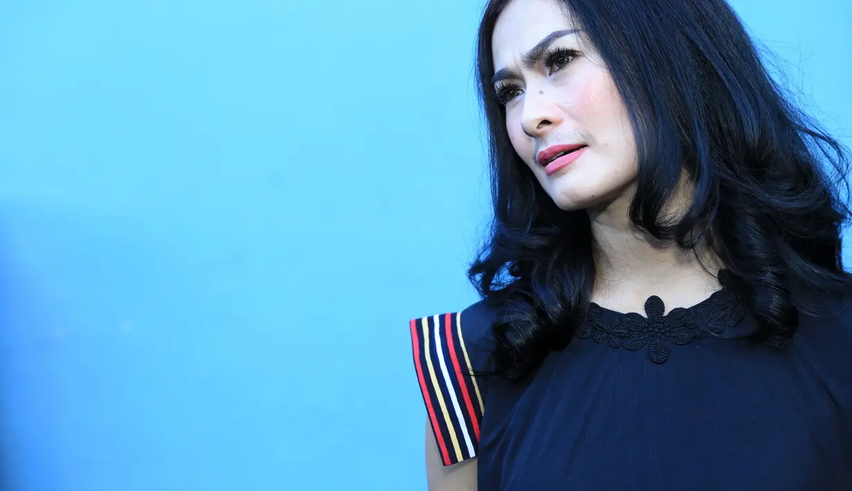 "Gak ngerti juga (gimana jaga eksistensi). Coba tanya aja ke manajemenku, gak pernah buat 'oh tahun ini bikin ini ini' gak," kata Iis Dahlia di kawasan Kemang, Jakarta Selatan, Rabu (19/7). (Adrian Putra/Bintang.com)