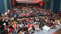 Fans yang tergabung dalam Arsenal Indonesia Supporter (AIS) tumpah ruah saat acara Roaring Night Arsenal vs Everton di Bulungan Theatre Building, Jakarta, Minggu (19/5/2024). (Bola.com/M Iqbal Ichsan)