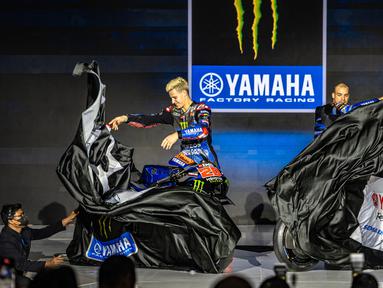 Pebalap Monster Energy Yamaha, Fabio Quartararo dan Franco Morbidelli, saat memperkenalkan livery baru yang akan digunakan untuk MotoGP 2023 di Jakarta di Hotel St. Regis pada Selasa (17/1/2023). (Dok. Yamaha)