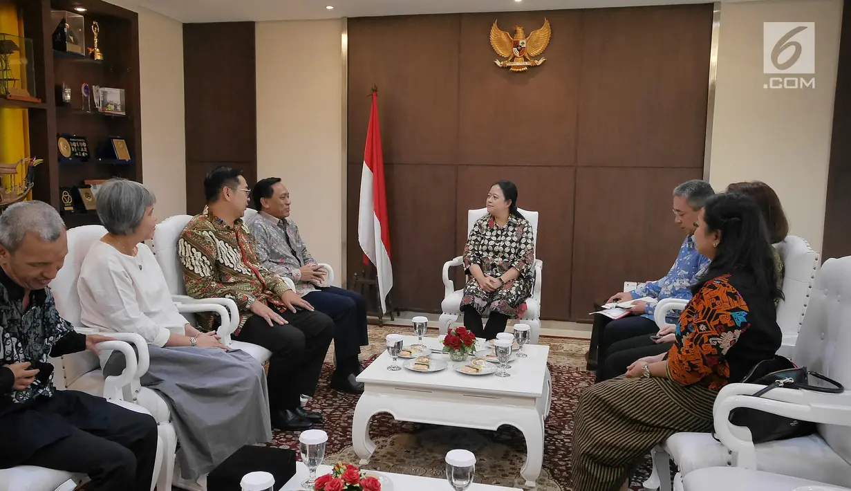 Menko PMK Puan Maharani (tengah) saat menerima kunjungan petinggi Emtek Grup di kantor Kemenko PMK, Jakarta, Selasa (19/2).  Emtek Grup juga bekerja sama terkait bencana dan program-program Kemenko PMK. (Liputan6.com/Herman Zakharia)