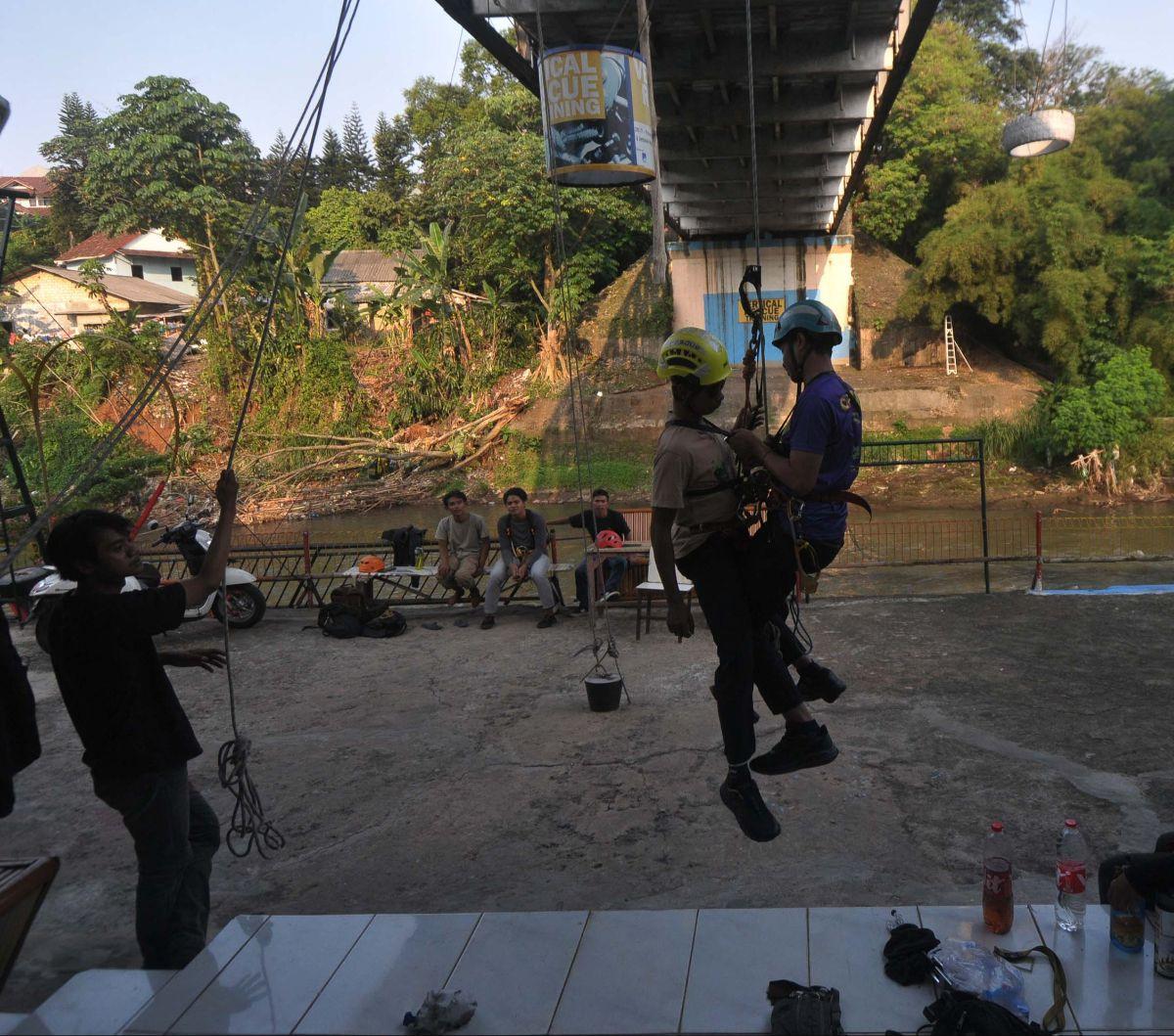 Sejumlah peserta Latgab&nbsp;Caving Jabodetabeka mengikuti latihan penyelamatan diri atau self rescue di posko Komunitas Ciliwung Panus (KCP), Depok, Jawa Barat Selasa (16/7/2024). Latihan self rescue ini dilakukan guna  penyamaan persepsi dalam teknik pe