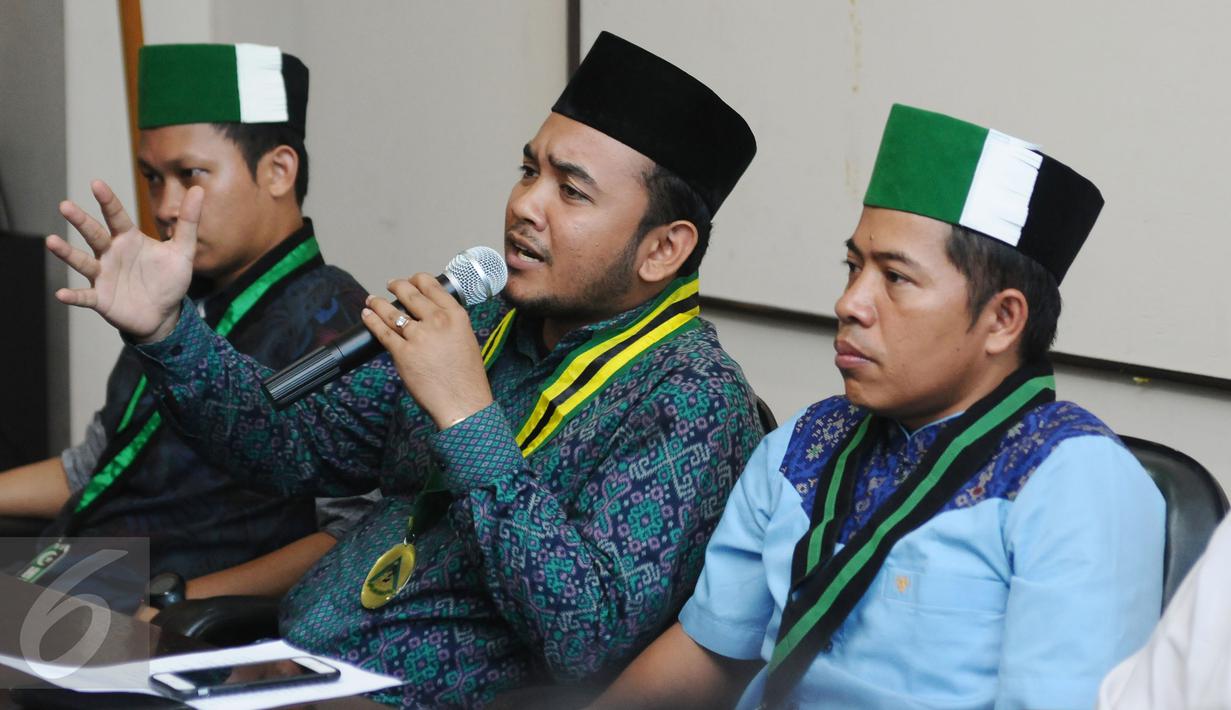 Ketua Umum PII, Munawwar Khalil (tengah) memberi pernyataan terkait insiden bentrok saat aksi damai 4 November, Jakarta, Sabtu (5/11). HMI, PII, dan GPII memberikan pernyataan sikap terkait insiden tersebut. (Liputan6.com/Helmi Fithriansyah)