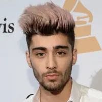 Meski selalu terlihat maskulin, Zayn Malik nggak ragu untuk mengubah warna rambut menjadi pink. Kendati demikian, ia masih tetap ganteng banget! (Digital Spy)