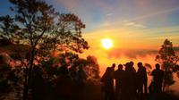 Menikmati sunrise juga tak kalah menarik di Yogyakarta.