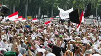 Massa Demo 2 Desember memadati lapangan Monas, Jakarta, Jumat (2/12). Aksi untuk menuntut ditangkapnya Gubernur DKI Jakarta nonaktif Basuki Tjahaja Purnama atas dugaan penistaan agama. (Liputan6.com/Faizal Fanani)