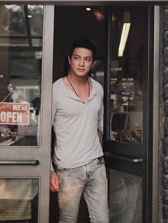 Kerap tampil di layar kaca, Jonathan sering unggah kesehariannya dalam media sosial Instagram. Baik saat syuting hingga saat travelling. Dalam penampilannya ia pun kerap tampil dalam busana kasual yang simpel. (Liputan6.com/IG/jonathanandriano)