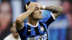 Striker Inter Milan, Lautaro Martinez, tampak kecewa usai gagal mengalahkan Fiorentina pada laga Serie A di Stadion di Giuseppe Meazza, Rabu (22/7/2020). Kedua tim bermain imbang 0-0. (AP Photo/Luca Bruno)