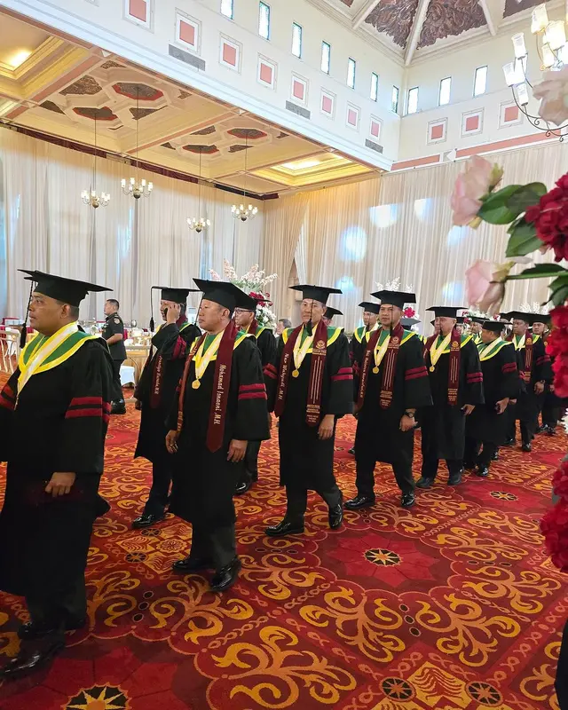 6 Momen Juliana Moechtar dampingi suami wisuda S2 di Sekolah Tinggi Hukum Militer, auranya terpancar