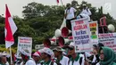 Massa yang tergabung dalam FP3PP berorasi di depan Istana Negara, Jakarta, Rabu (25/10). Mereka menuntut pemerintah membayarkan pensiunan PNS Mantan PNS Perjan Pegadaian Depkeu. (Liputan6.com/Faizal Fanani)