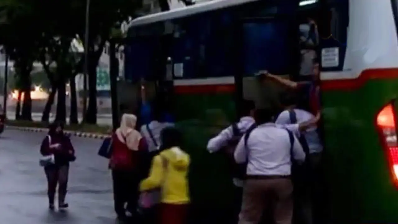 VIDEO: Pasca-Demo Angkutan Umum, Para Pekerja Rebutan Bus Kota