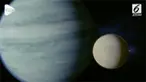 Dua astronom telah menemukan apa yang mungkin menjadi bulan pertama yang mengorbit planet di luar tata surya kita.