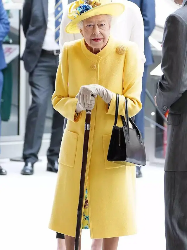 Penampilan Kejutan Ratu Elizabeth II Setelah Sembuh dengan Outfit Serba Kuning