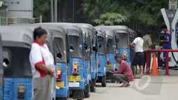 Pengendara Bajaj mengantre untuk mengisi BBG di salah satu Stasiun Pengisian Gas, Jakarta, Rabu (25/2/2015). Pemerintah akan menggenjot penggunaan BBG dalam rangka konversi dari bahan bakar minyak pada moda transportasi. (Liputan6.com/Faizal Fanani)