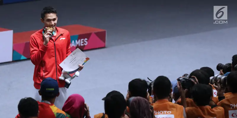 Momen Jonatan Christie Gigit Medali Emas Asian Games