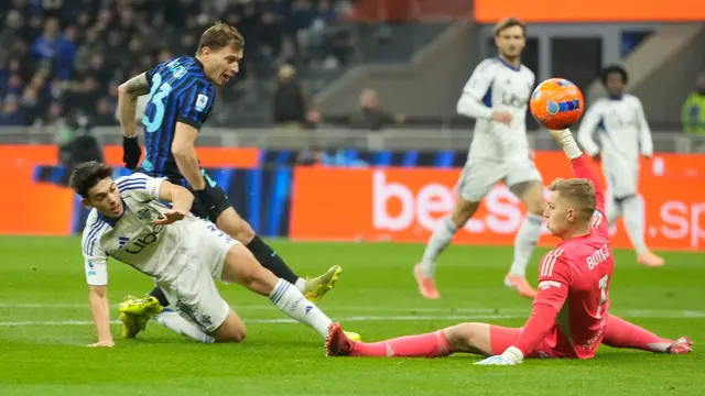 Nicolo Barella (kiri) melepas tembakan ke gawang Jean Butez di laga Inter Milan vs Como di pekan ke-14 Serie A 2025/2026 di Giuseppe Meazza, Minggu (07/12/2025). (AP Photo/Luca Bruno)