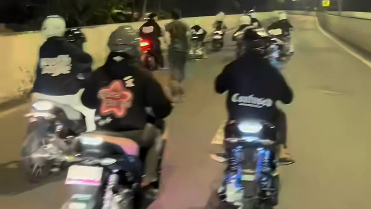 Aksi segerombolan pemotor yang diduga merusak portal Jalan Layang Non Tol (JLNT) Casablanca, Jakarta Selatan.