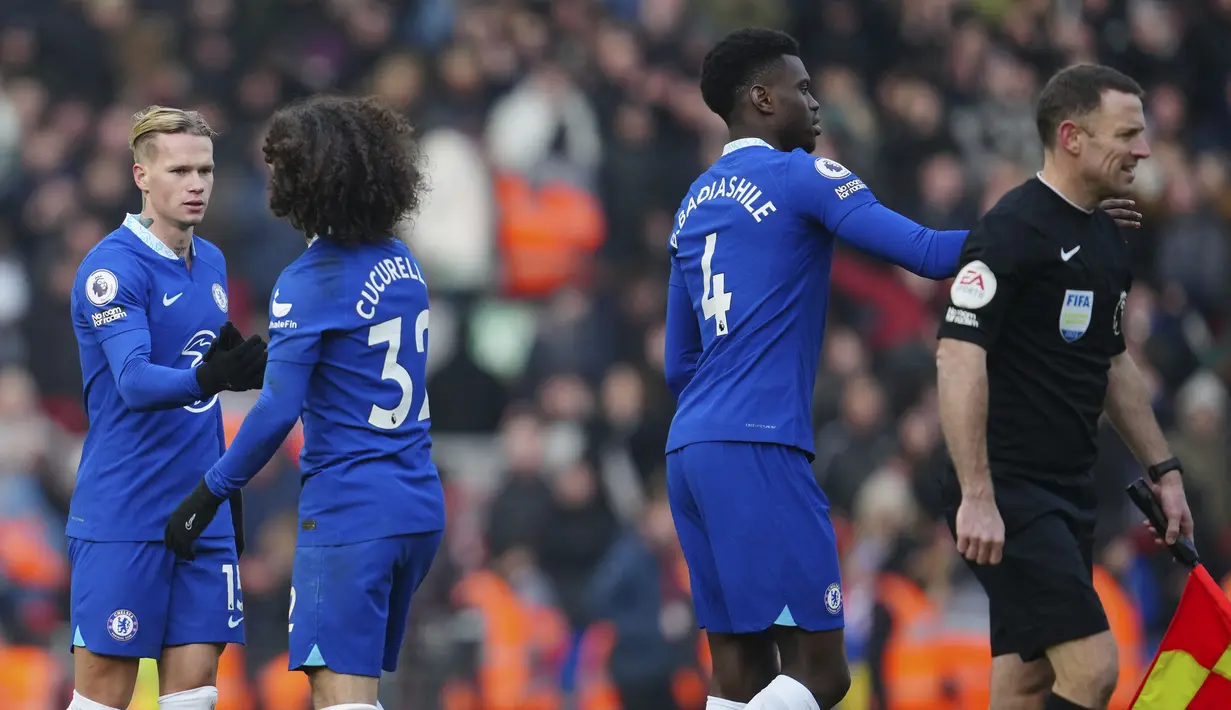 Pemain Chelsea, Mykhailo Mudryk (kiri) berjabat tangan dengan Marc Cucurella setelah laga di pekan ke-21 Premier League 2022/2023 antara Liverpool melawan Chelsea yang berlangsung di Anfield, Sabtu (21/1/2023). Duel antara dua klub top Inggris itu berakhir tanpa pemenang dengan skor akhir 0-0. (AP Photo/Jon Super)