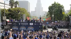 Para pemain, pelatih, ofisial tim Los Angeles Dodgers melakukan pawai di atas bus mengelilingi kota Los Angeles, California setelah berhasil menjuarai 2025 World Series Championship pada Senin (03/11/2025) waktu setempat. (AP Photo/Kyusung Gong)