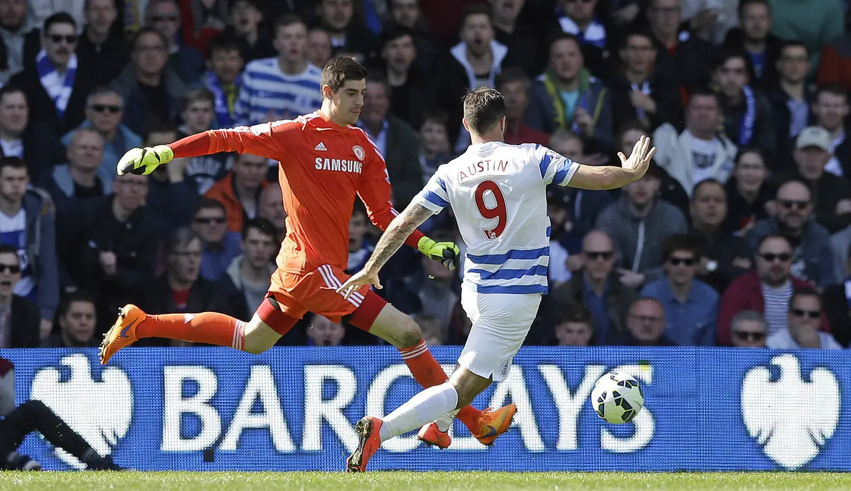 Kiper Chelsea, Thibaut Courtois menghentikan Charlie Austin di di pertandingan English Premier League antara QPR dan Chelsea di Loftus Road stadion di London, Minggu, April 12, 2015. (AP Photo / Matt Dunham)