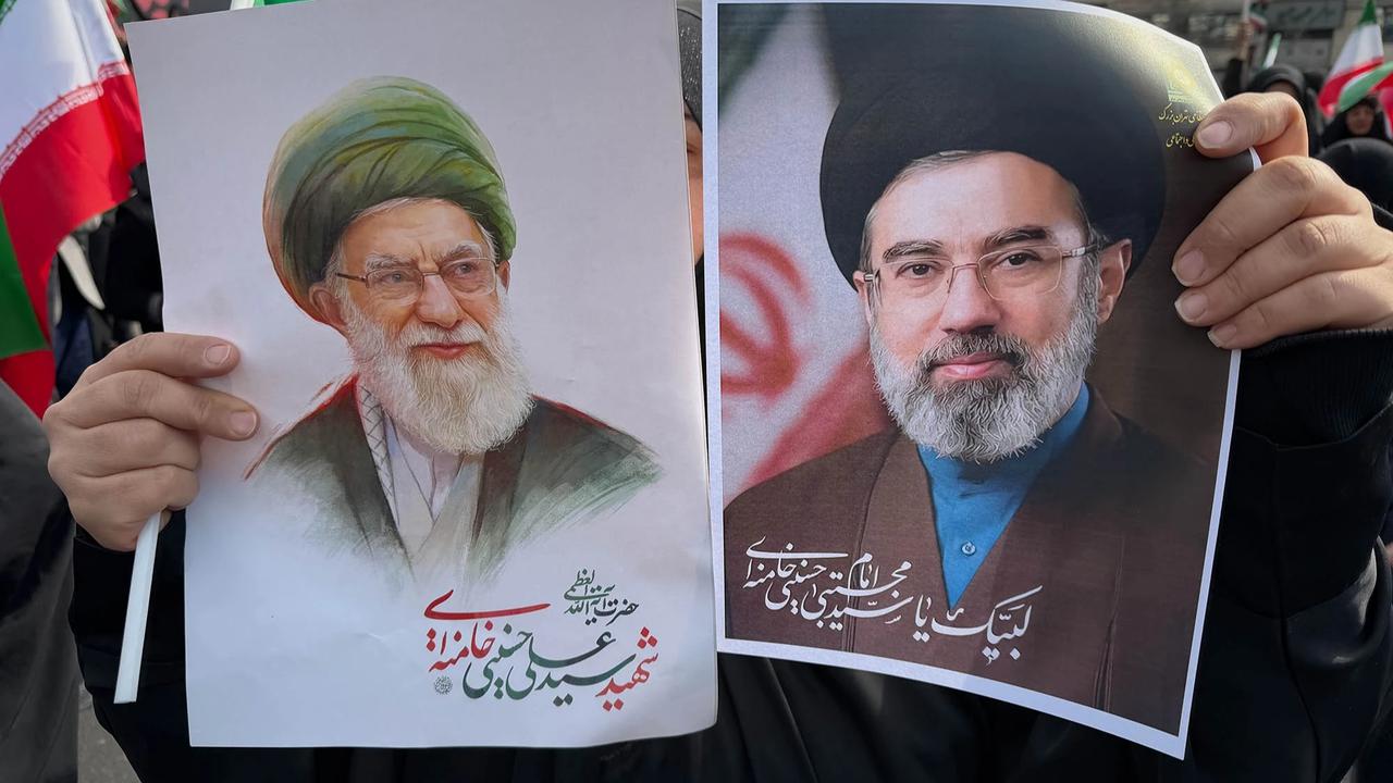 FOTO: Ribuan Warga Iran Turun ke Jalan Dukung Mojtaba Khamenei