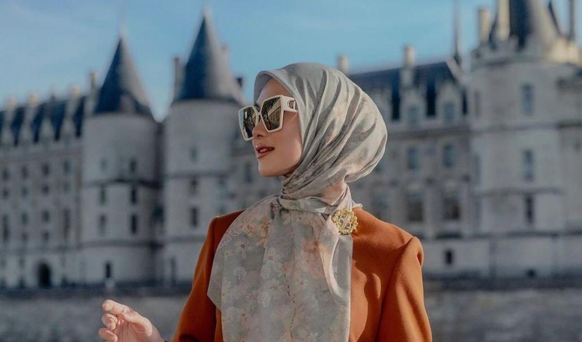 Walaupun menutupi bagian dada, penampilan tetap bisa terjaga modis dengan gaya hijab yang sesuai.&nbsp;