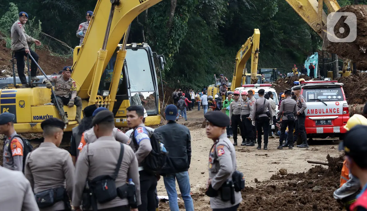 Tim SAR gabungan melakukan pencarian korban gempa Cianjur di jalur kawasan Cugenang yang longsor, Kabupaten Cianjur, Jawa Barat, Selasa (22/11/2022). Kawasan Cugenang merupakan daerah paling parah terdampak atas gempa yang mengguncang Cianjur dan sekitarnya. (Liputan6.com/Helmi Fithriansyah)