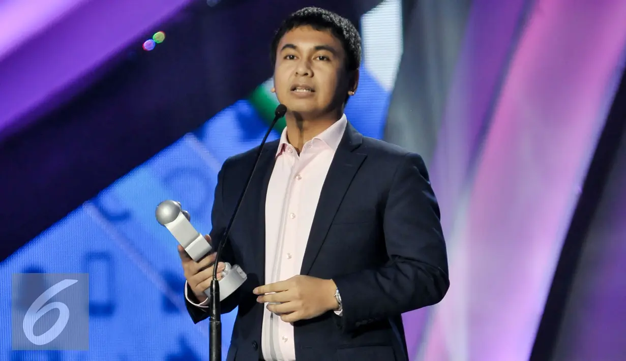 Raditya Dika mendapatkan 3 penghargaan kategori dan nominasi Indonesia Social Media Awards 2016, Jakarta, Selasa (1/11). Penghargaan ini hadir untuk memberikan apresiasi bagi mereka yang punya pengaruh besar di dunia maya. (Liputan6.com/Yoppy Renato)