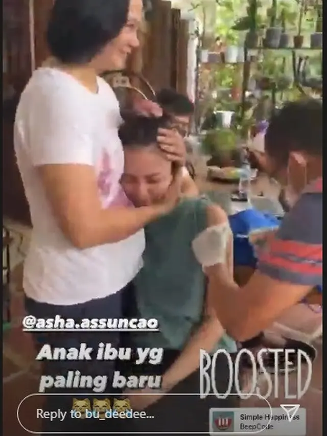 Bintang Buku Harian Seorang Istri jalani vaksin booster (Foto: Instagram/@bu_deedee)