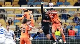 Pemain Juventus, Merih Demiral, duel udara dengan kiper Dynamo Kyiv, Heorhiy Bushchan, pada laga Liga Champions di Stadion Olimpiyskiy, Rabu (21/10/2020). Juventus menang dengan skor 2-0. (Valentyn Ogirenko/Pool via AP)