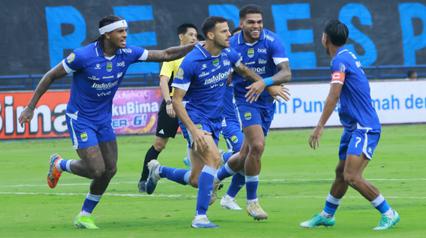Para pemain Persib Bandung merayakan gol Patricio Matricardi ke gawang PSIM Yogyakarta pada pertandingan pekan ke-31 BRI Super League 2025/2026di Stadion Gelora Bandung Lautan Api, pada Senin (4/5/2026) sore WIB. (Bola.com/Erwin Snaz)