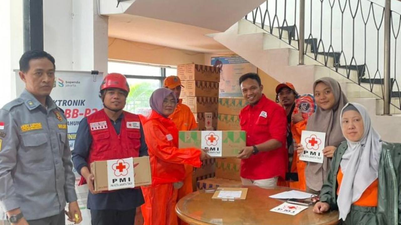 Pemkot dan PMI Jaktim Salurkan Bantuan Banjir Jakarta Timur di Tiga Kelurahan Terdampak