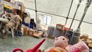 Tumpukan bantuan mainan anak dari organisasi kemanusiaan Bulan Sabit Merah Indonesia (BSMI) yang siap untuk disalurkan di pengungsian Taman Ataturk, Kahramansan, Turki, Selasa (21/2/2023). Setiap tenda di Taman Ataturk disediakan untuk satu keluarga yang mampu menampung 5-6 orang. (Liputan6.com/Andry Haryanto)