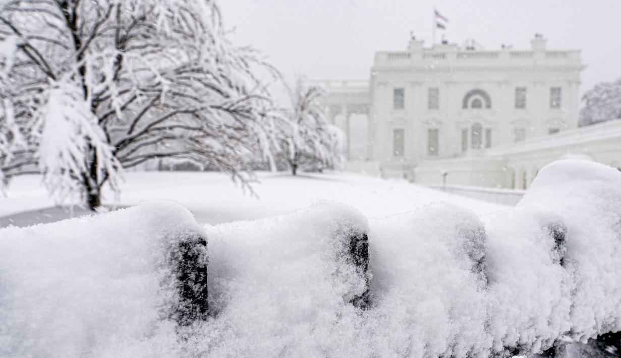 Salju turun di Gedung Putih, Washington, saat badai musim dingin bertiup ke wilayah Atlantik Tengah pada Senin (3/1/2022). Hujan salju lebat disertai angin kencang mengguyur wilayah tenggara dan tengah Amerika Serikat. (AP Photo/Andrew Harnik)