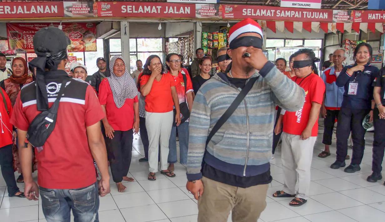 Warga nan tergabung dalam Paguyuban Terminal Bus Kampung Rambutan mengikuti lomba baris berbanjar mata tertutup  jelang  peringatan HUT ke-81 Kemerdekaan Republik Indonesia di Terminal Kampung Rambutan, Jakarta, Rabu, 12 Agustus 2026. (KLY/Arie Basuki)