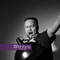 Eksklusif, Chew Kin Wah Menutup Cek Toko Sebelah dengan Tawa. (Fotografer: Bambang E. Ros, Stylist: Indah Wulansari, Digital Imaging: Muhammad Iqbal Nurfajri/Bintang.com)