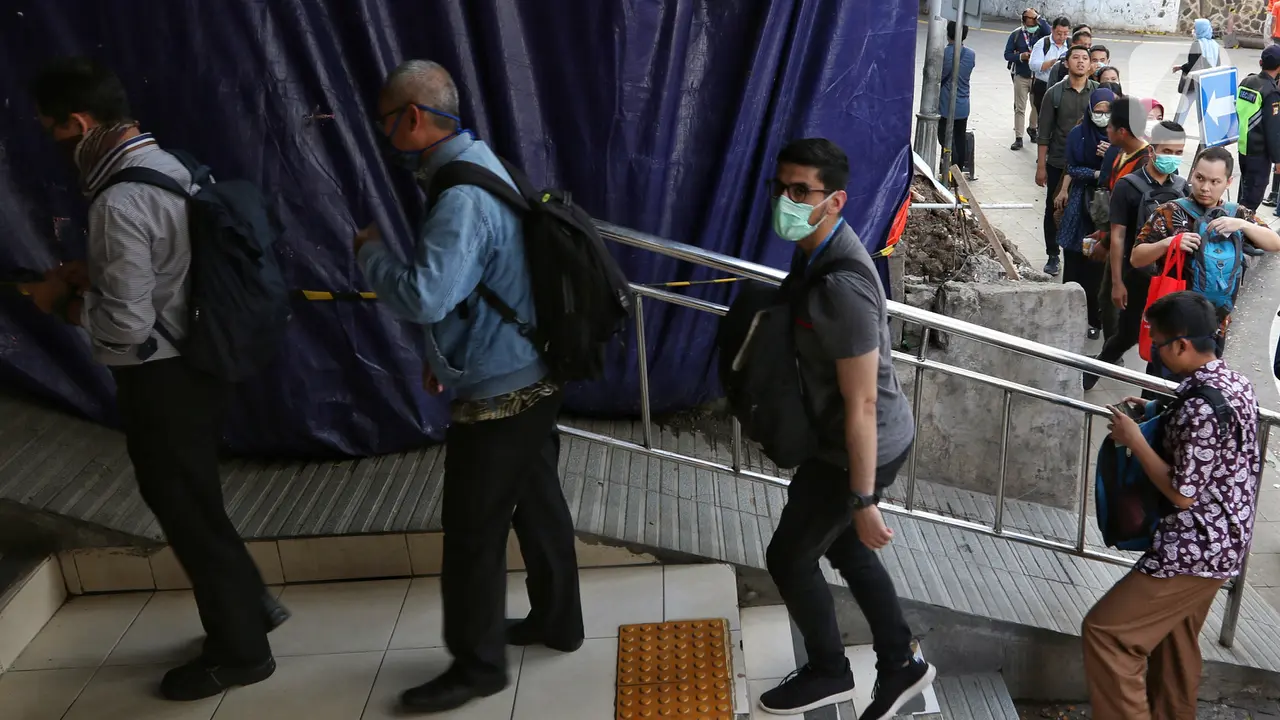 Antrean Terjadi di Stasiun Sudirman