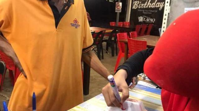 Berikan Burger Sebagai Ganti Kue Ulang Tahun