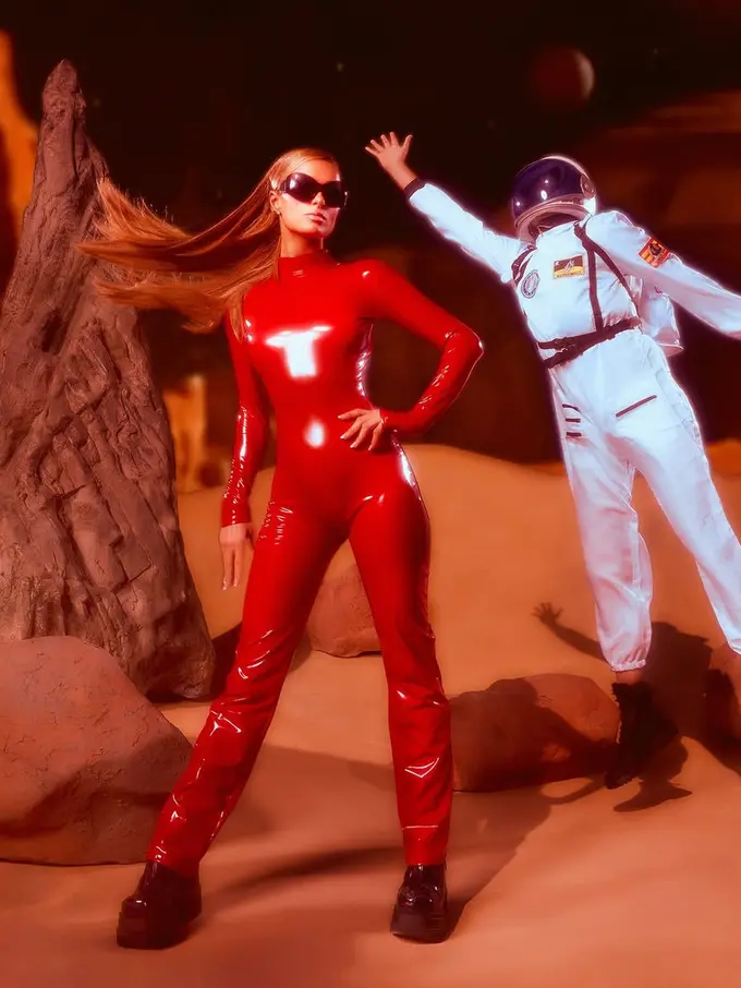 Paris Hilton dan Keluarga Kenakan Empat Kostum Halloween 2025. [@parishilton]