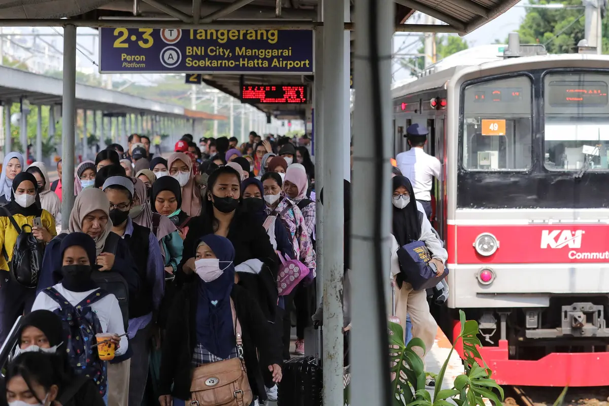 Subsidi KRL Berbasis NIK Bakal Bikin Kelas Menengah Makin Tertekan