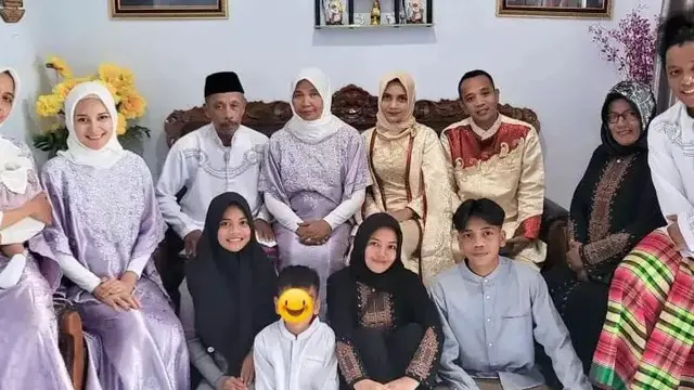 Indah Permatasari bersama keluarga Arie Kriting (Instagram/lylia_byy)