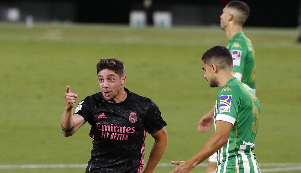 Pemain Real Madrid, Federico Valverde, melakukan selebrasi usai mencetak gol ke gawang Real Betis pada laga La Liga di Stadion Benito Villamarin, Minggu (27/9/2020). Real Madrid menang dengan skor 3-2. (AP Photo/Angel Fernandez)