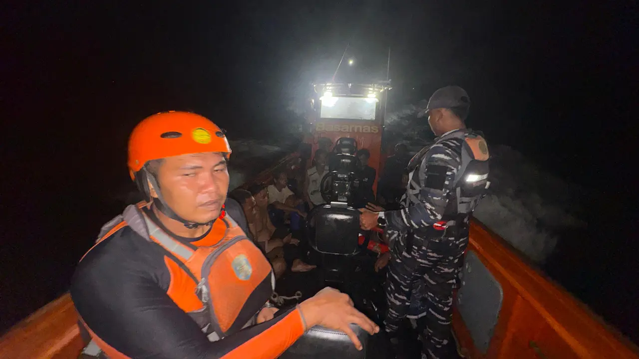 Delapan nelayan berhasil selamat setelah perahu yang mereka tumpangi terbalik akibat dihantam ombak di perairan Nusa Lembongan, Selasa (14/4/2026) malam (Istimewa)