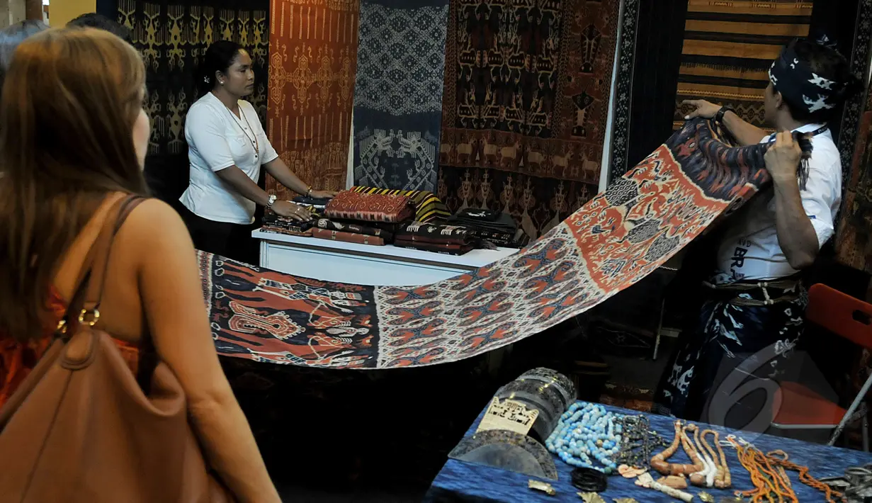 Aneka jenis kerajinan tangan berupa kain dipamerkan di International Handicraft Trade Fair (Inacraft) 2015 di JCC, Jakarta, Kamis (9/4/2015). Pameran berlangsung pada 8-12 April 2015 menampilkan kerajinan khas Indonesia. (Liputan6.com/Johan Tallo)