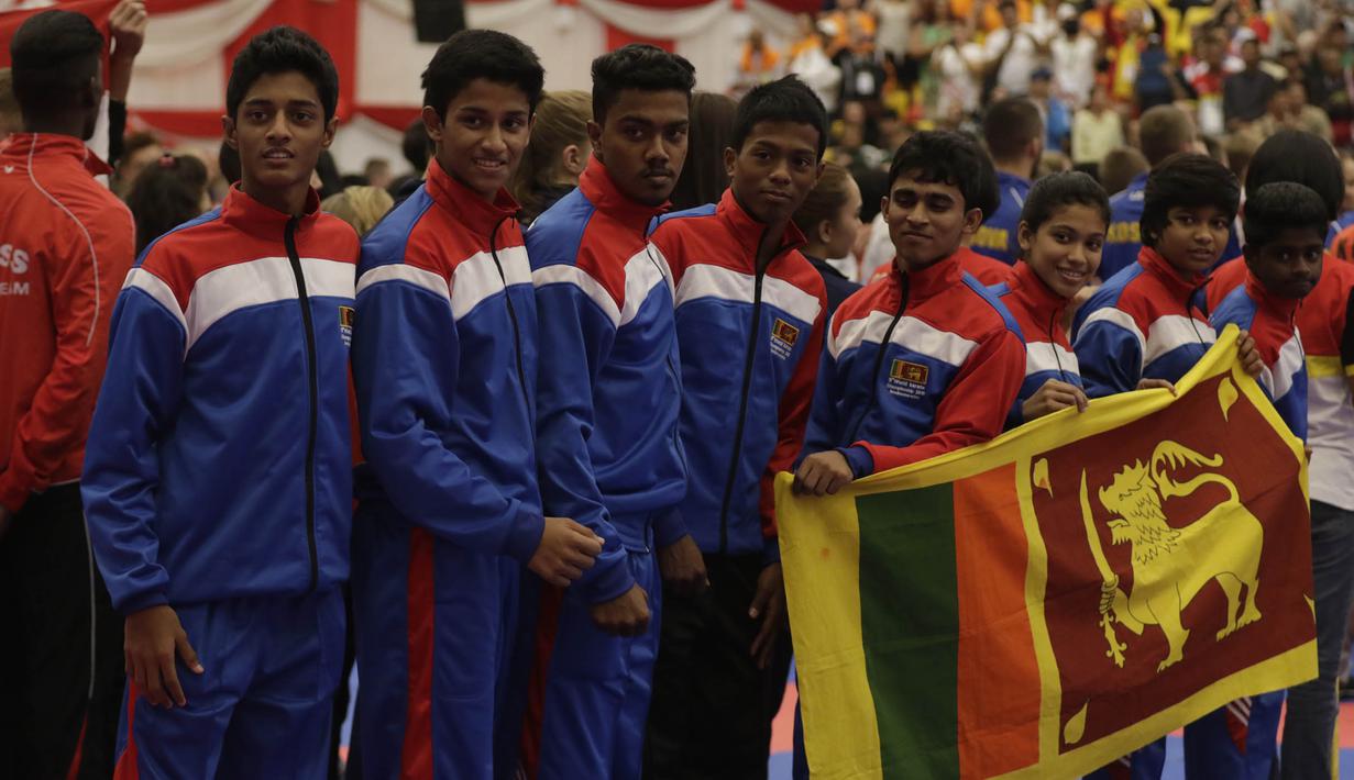 Para atlet dari Sri Lanka saat tampil dalam Pembukaan Kejuaraan Dunia Karate Junior, Cadet dan U-21 di Indonesia Convetion Exhibition (ICE), Bumi Serpong Damai, Tangerang, Kamis (12/11/2015). (Bola.com/Vitalis Yogi Trisna)