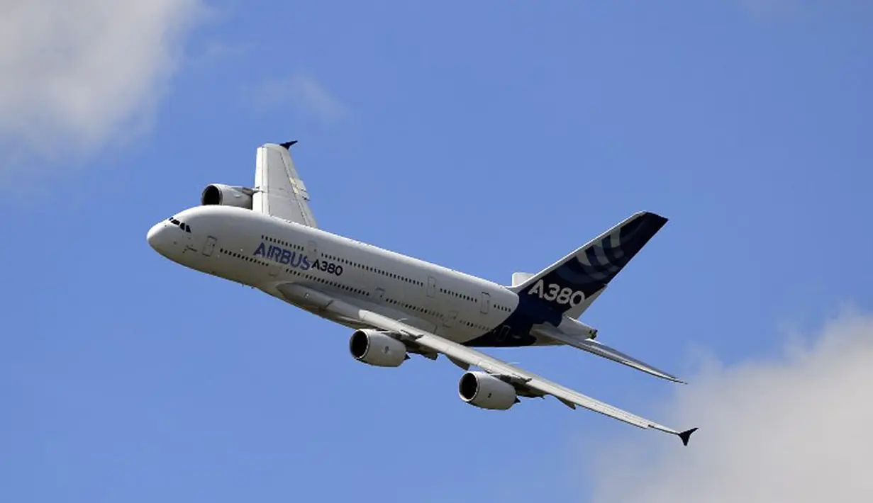 Sebuah pesawat jenis Airbus A380-800 melakukan demo terbang di Farnborough Airshow di Hampshire, Inggris, (14/7/2014).(AFP PHOTO/Carl Court)