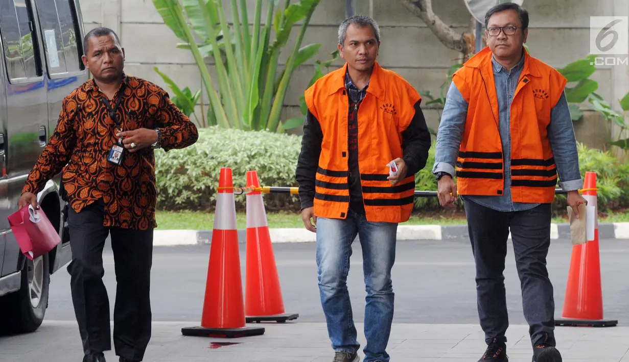 Dua tersangka Bupati Pakpak Bharat Remigo Yolando Berutu dan Plt Kadis PUPR Pakpak Bharat David Anderson Karosekali tiba di KPK, Jakarta (5/12). Mereka diperiksa terkait suap proyek infrastruktur Dinas PUPR Kab Pakpak Bharat. (Merdeka.com/Dwi Narwoko)