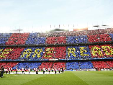 Suporter Barcelona menyiapkan atraksi di  Nou Camp jelang laga semifinal melawan Bayern Muenchen. (Reuters/Kai Pfaffenbach)