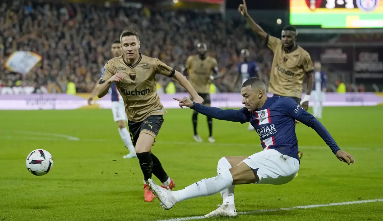 PSG sebenarnya mendominasi jalannya laga dengan penguasaan bola mencapai 59 persen. Mereka juga melakukan lebih banyak percobaan tembakan sebanyak 16 kali dengan 6 yang berhasil mengarah ke gawang. (AP Photo/Thibault Camus)